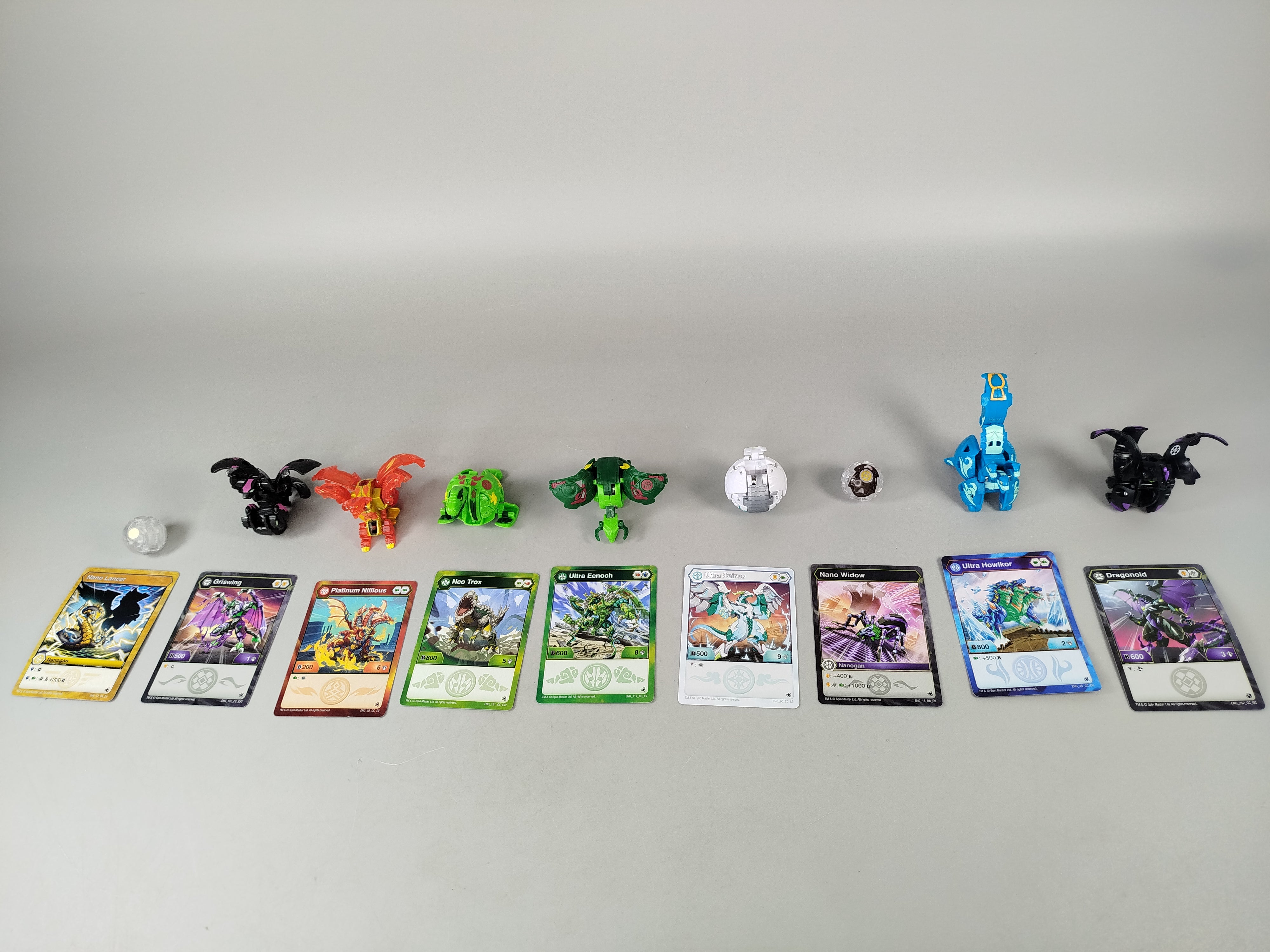 Bakugan Set von 10 Figuren mit Karten